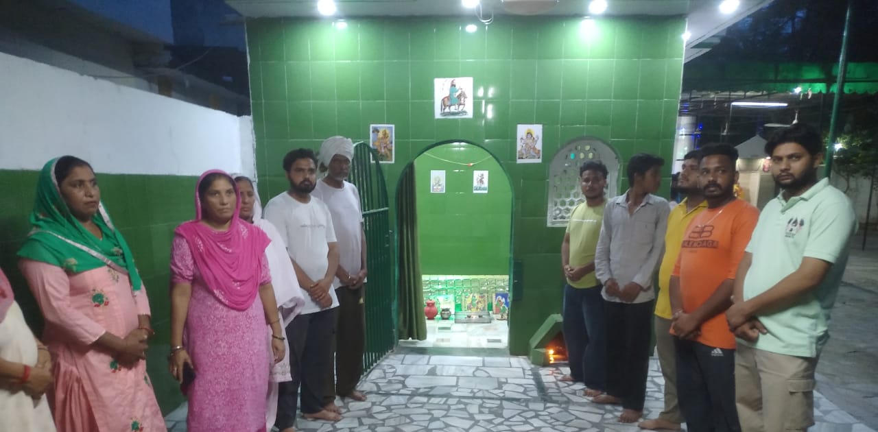 Golak stolen from Lakh Data Peer Nigahe Wala Dargah; Huge protest among the residents of the area.